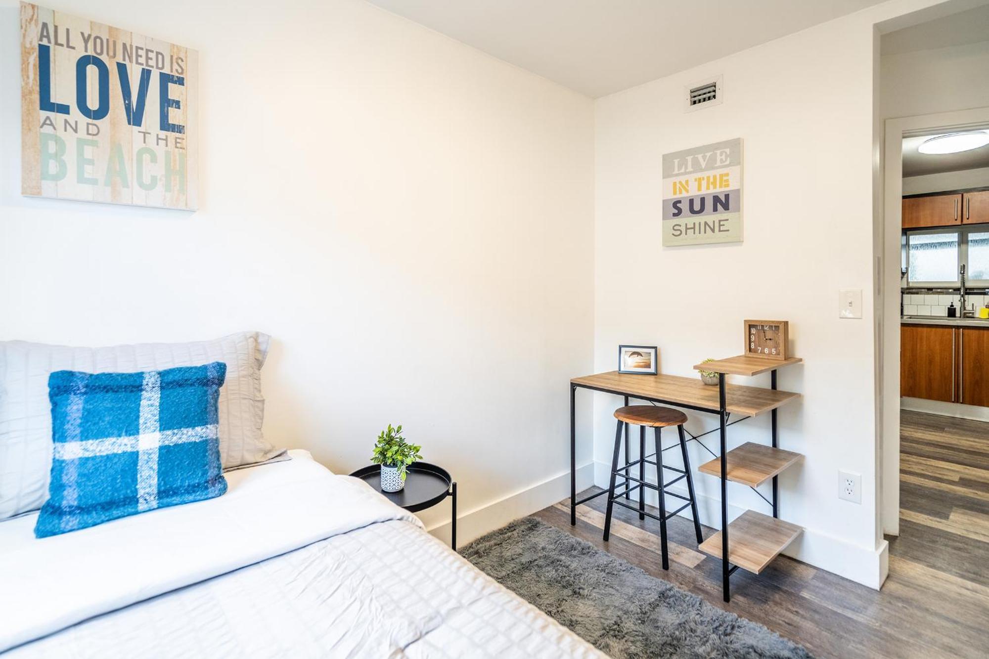 Apartment 2 Bd W/ Private Parking, Private Yard & W/d