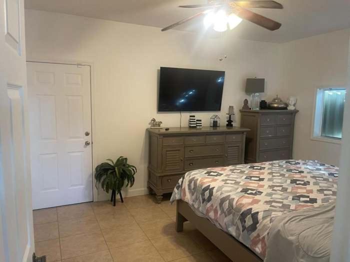 Big Beautiful House With Heated Pool Miami