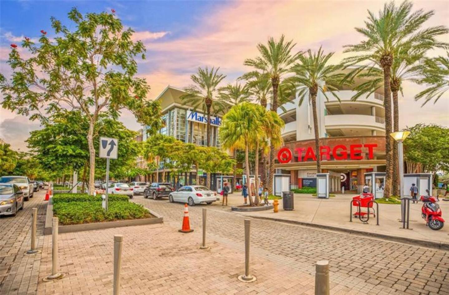 Villa 4 Bd Separate In Design District