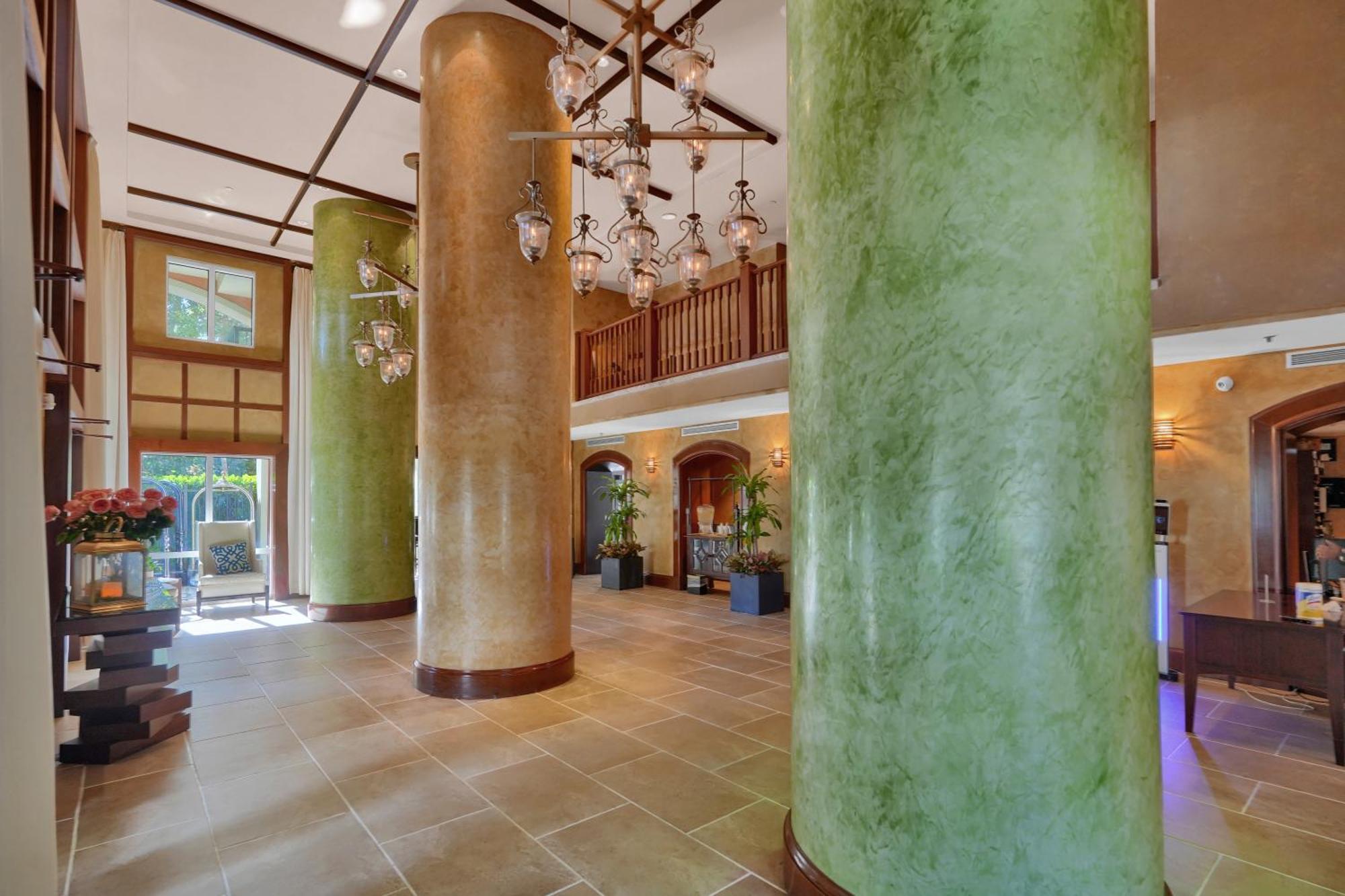 Treetop Retreat! Cozy 2 Bedroom In Heart Of Grove Miami