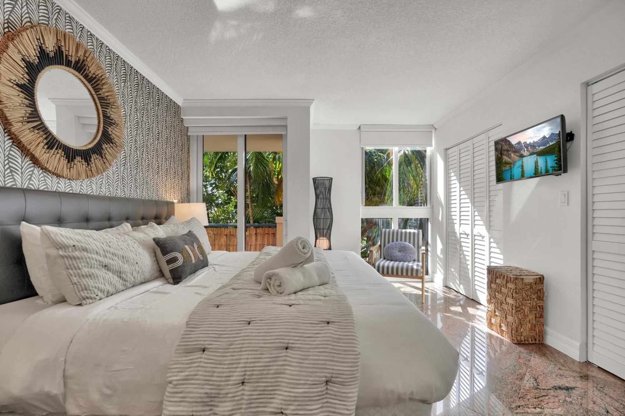 Treetop Retreat! Cozy 2 Bedroom In Heart Of Grove Apartment *