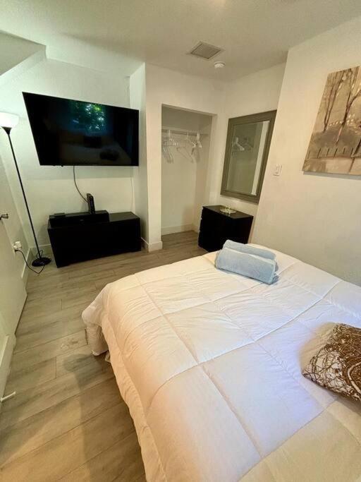 Holiday home Quiet & Centrally Located House - Private Parking, Laundry And Storage For Luggage