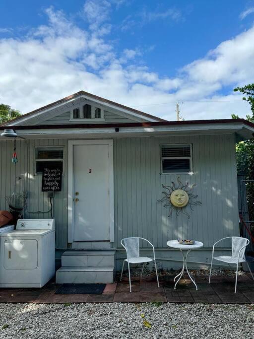 Quiet & Centrally Located House - Private Parking, Laundry And Storage For Luggage Holiday home