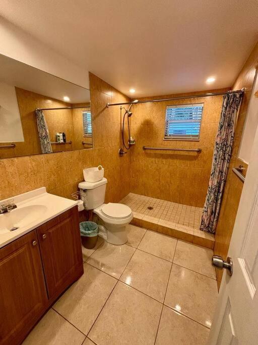 Quiet & Centrally Located House - Private Parking, Laundry And Storage For Luggage * Miami