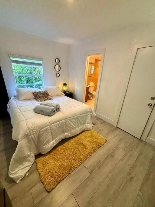 Quiet & Centrally Located House - Private Parking, Laundry And Storage For Luggage Holiday home