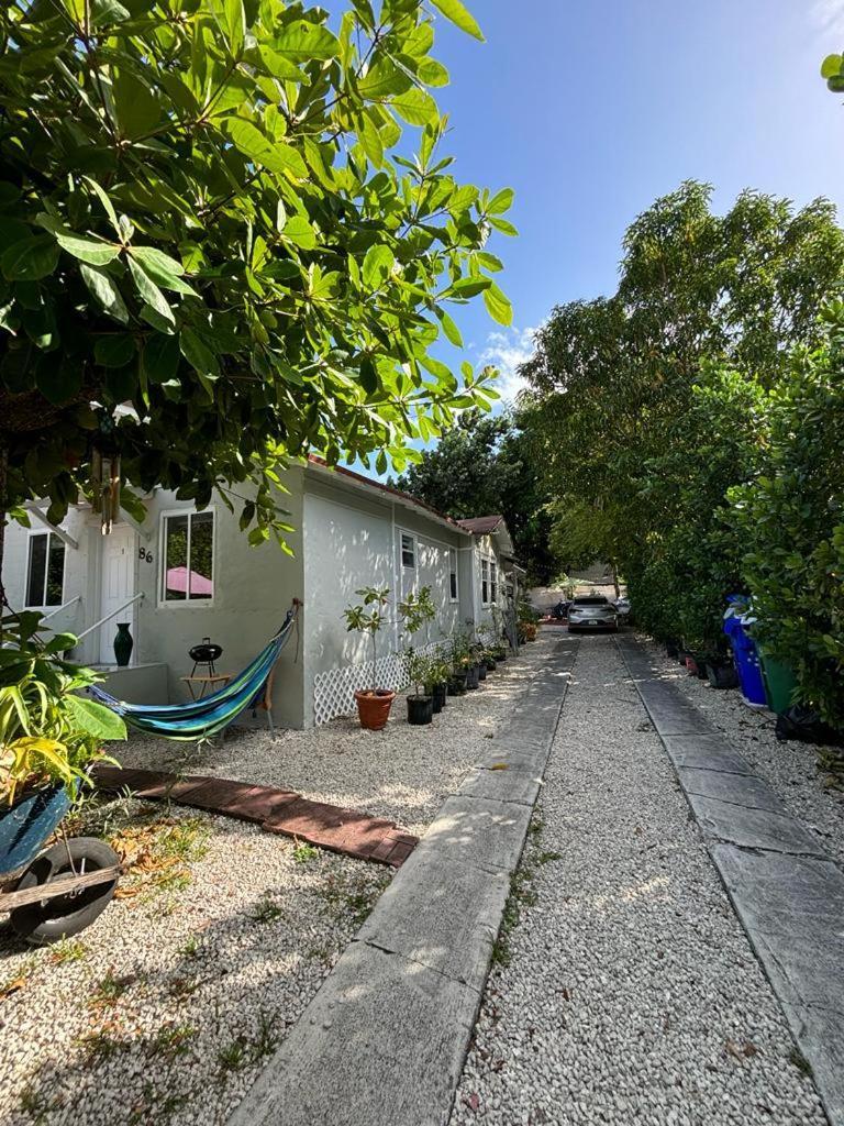Quiet & Centrally Located House - Private Parking, Laundry And Storage For Luggage * Miami