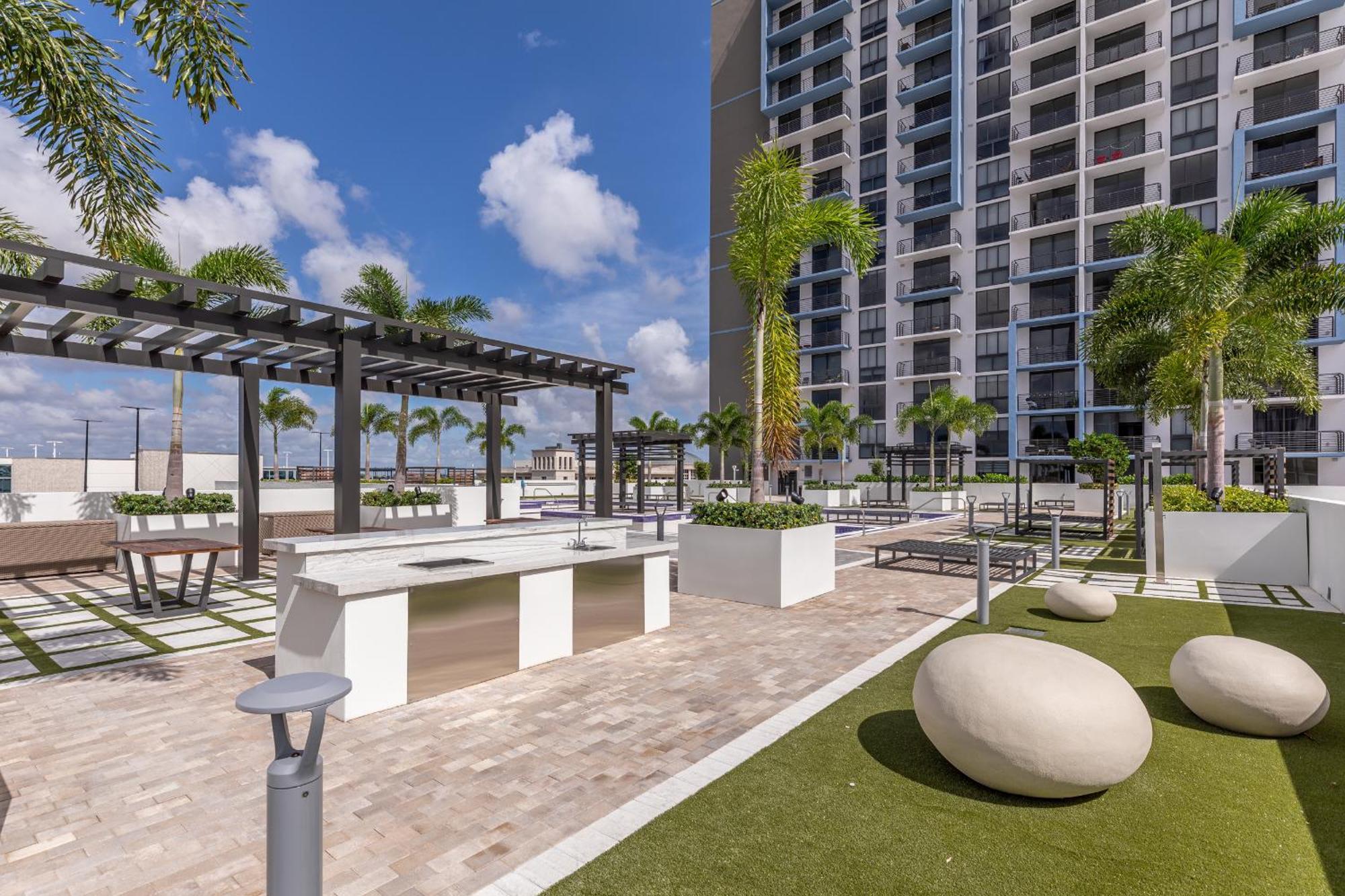 Apartment Unique In The Heart Of Downtown Doral
