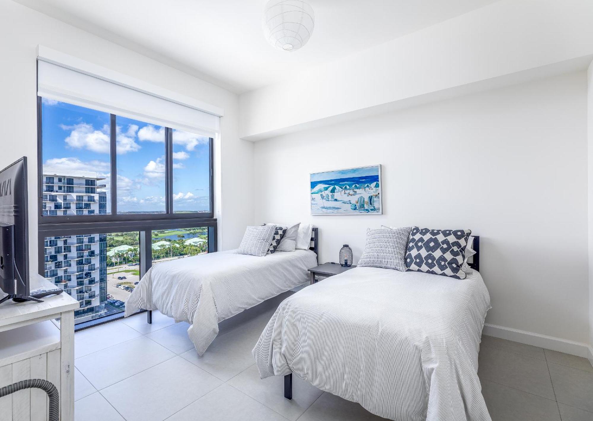 Unique In The Heart Of Downtown Doral Apartment Miami
