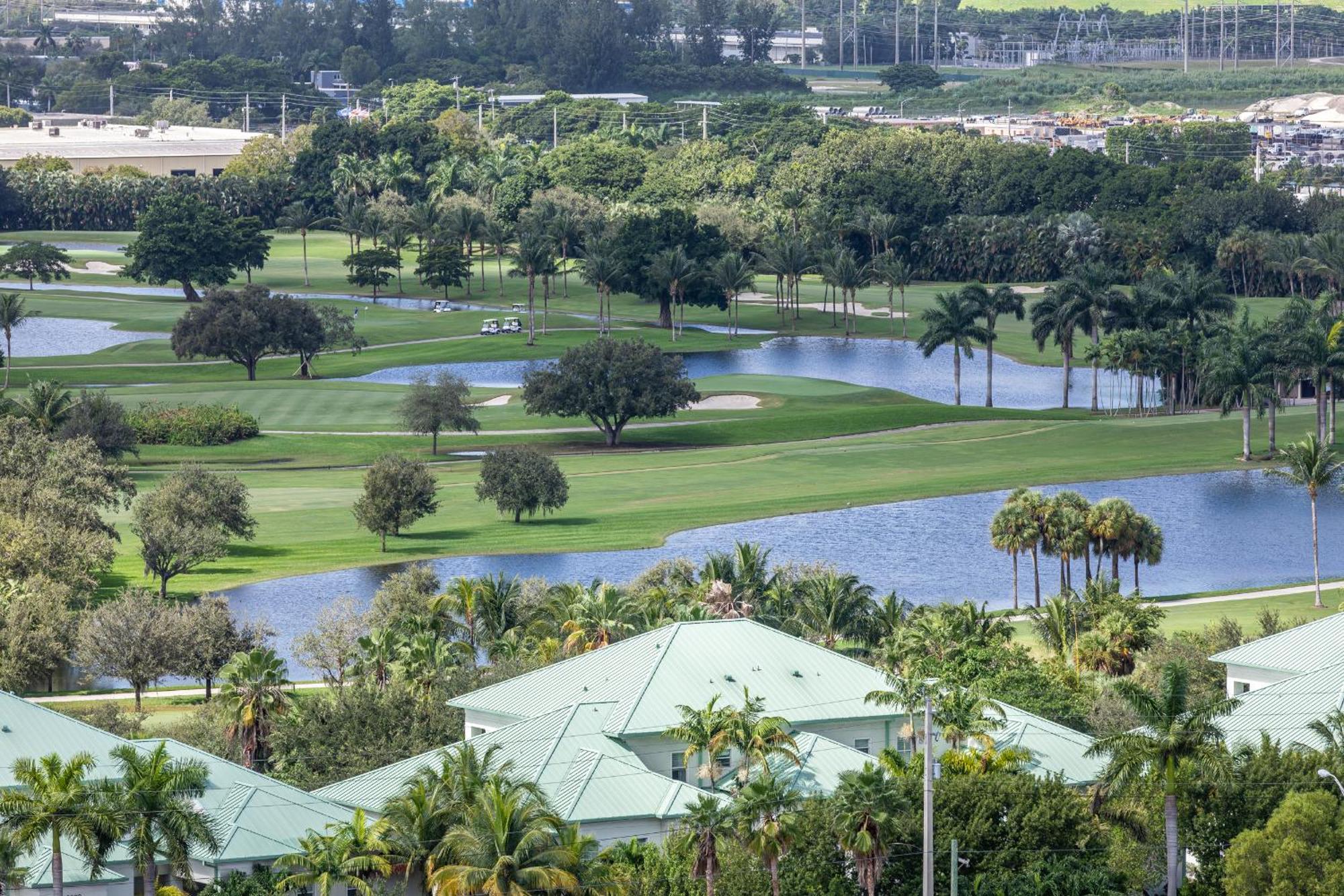 Unique In The Heart Of Downtown Doral Apartment *