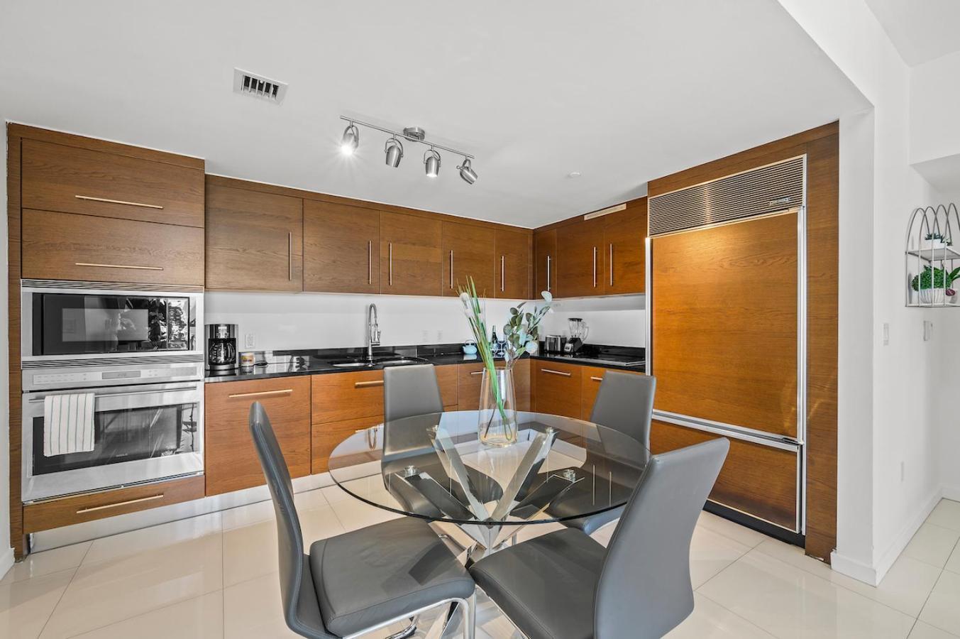 Apartment *iconic W Icon Condo/ Pool&waterviews*freespa*