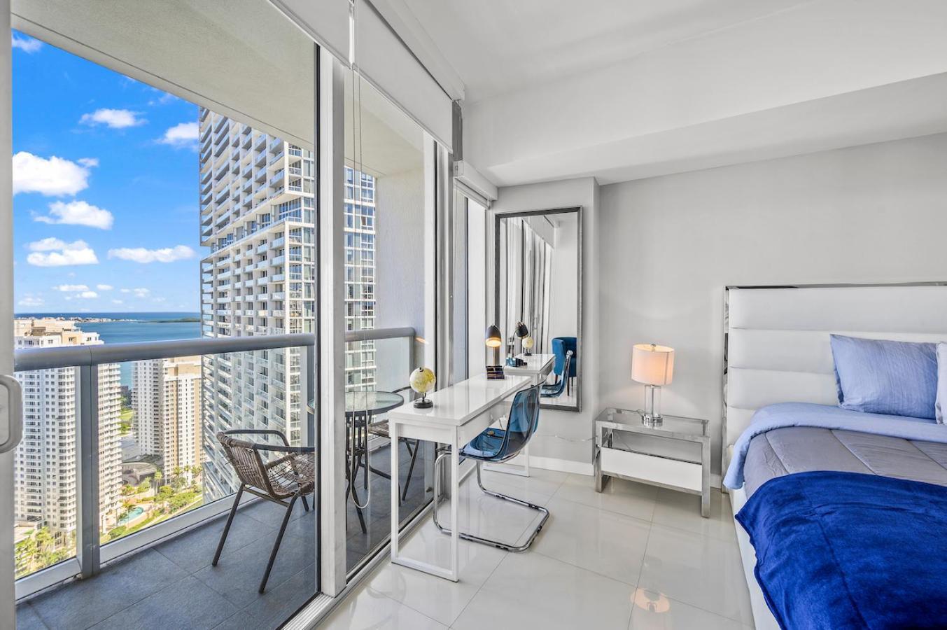 *iconic W Icon Condo/ Pool&waterviews*freespa* Apartment *