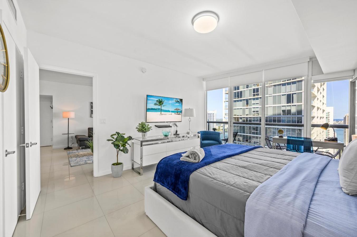 *iconic W Icon Condo/ Pool&waterviews*freespa* Miami