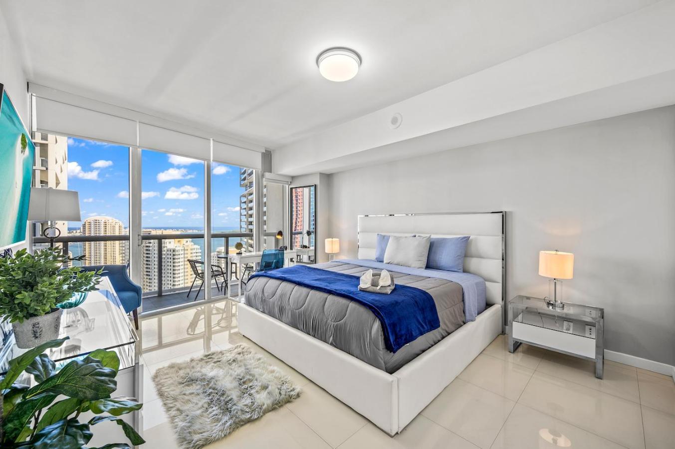 *iconic W Icon Condo/ Pool&waterviews*freespa*