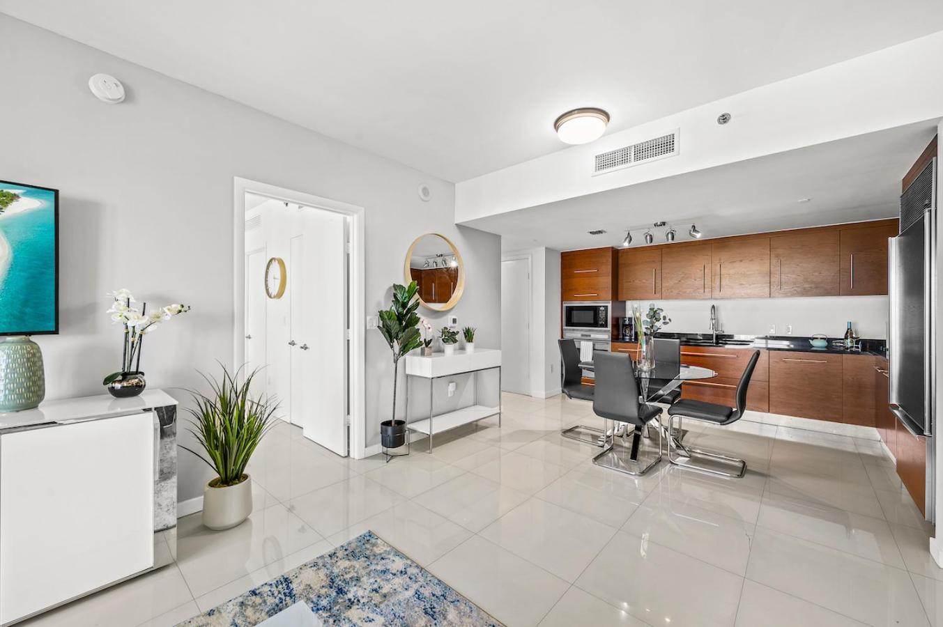 *iconic W Icon Condo/ Pool&waterviews*freespa* Apartment *