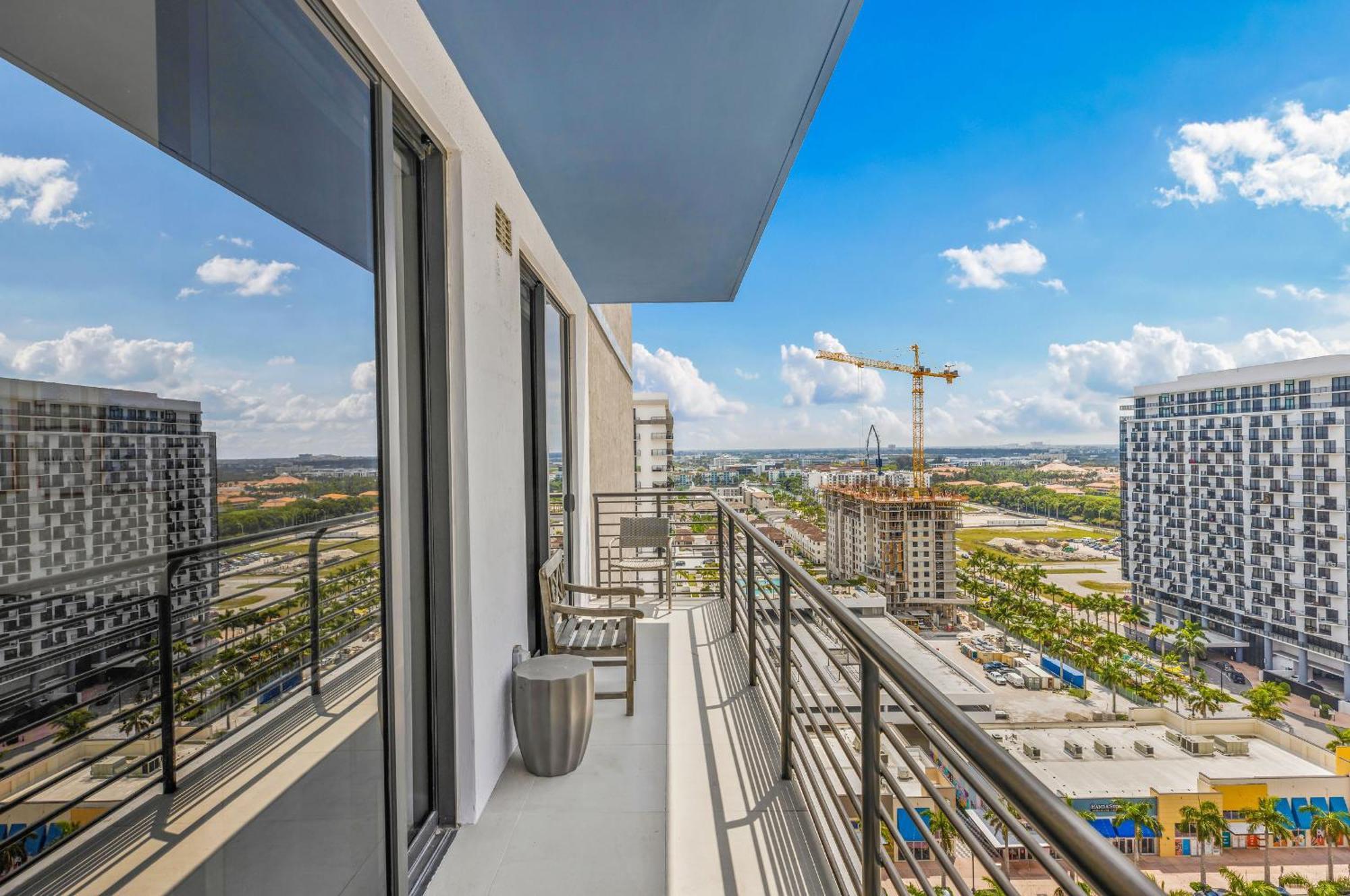 Apartment Enchanting In The Heart Of Doral With Golf Course Views