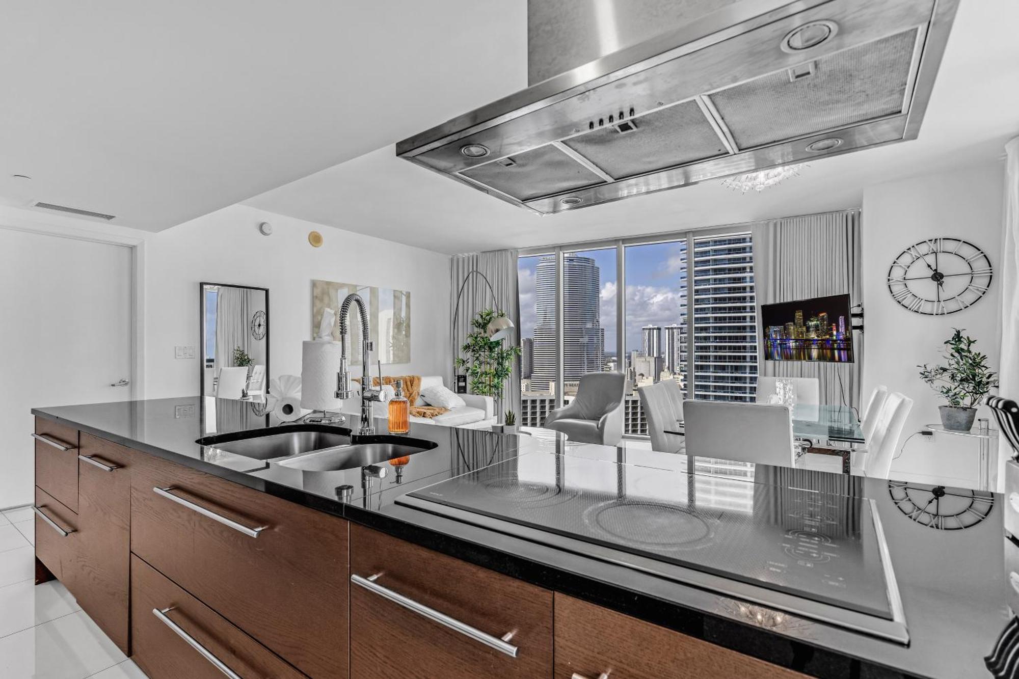 Luxurious At Icon With Views Apartment *