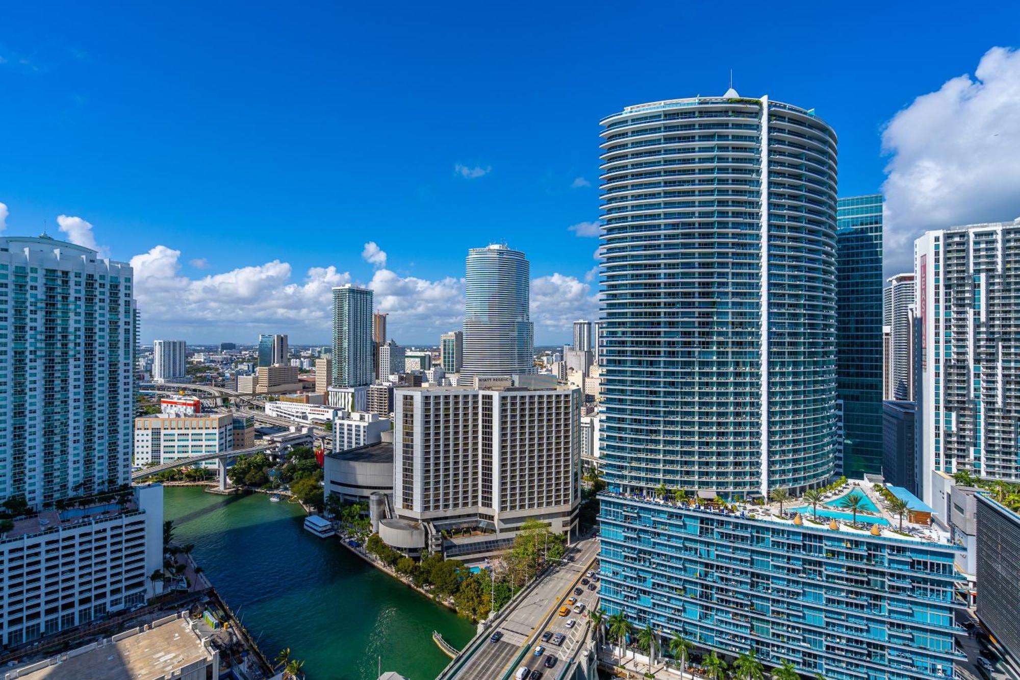 Luxurious At Icon With Views Miami