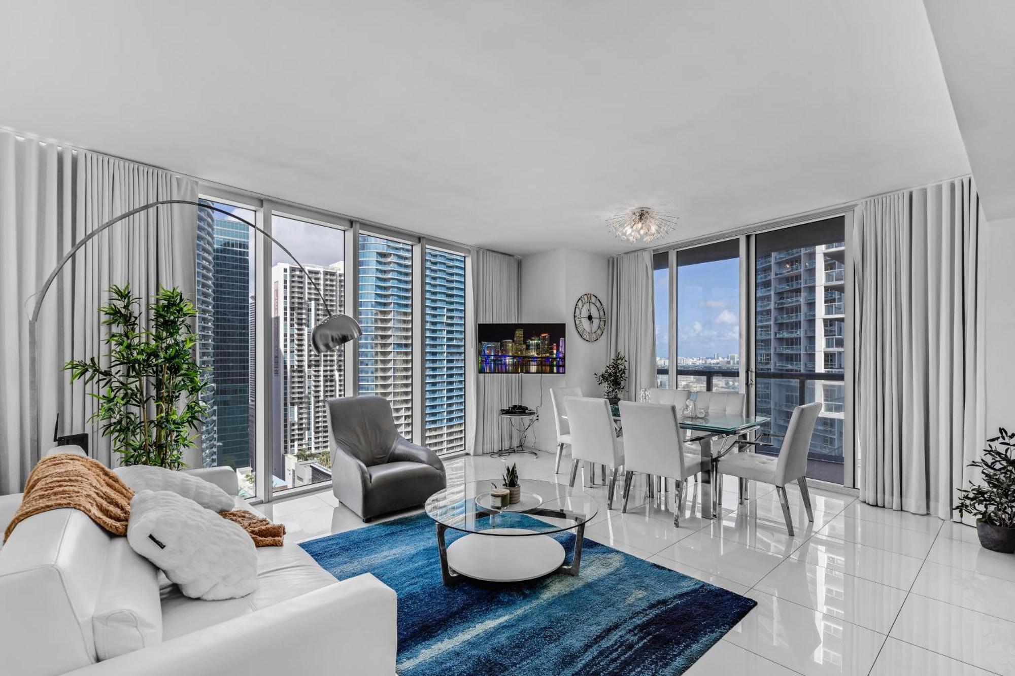 Luxurious At Icon With Views Miami