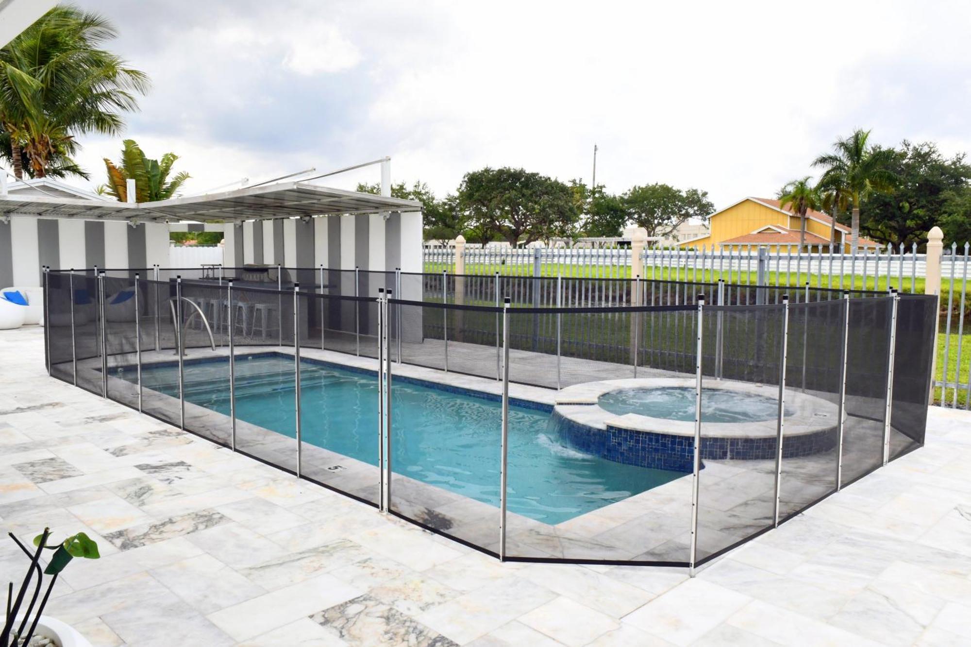 Luxurious With Bbq, Hot Tub, Heated Pool & Wifi - L36 Holiday home *