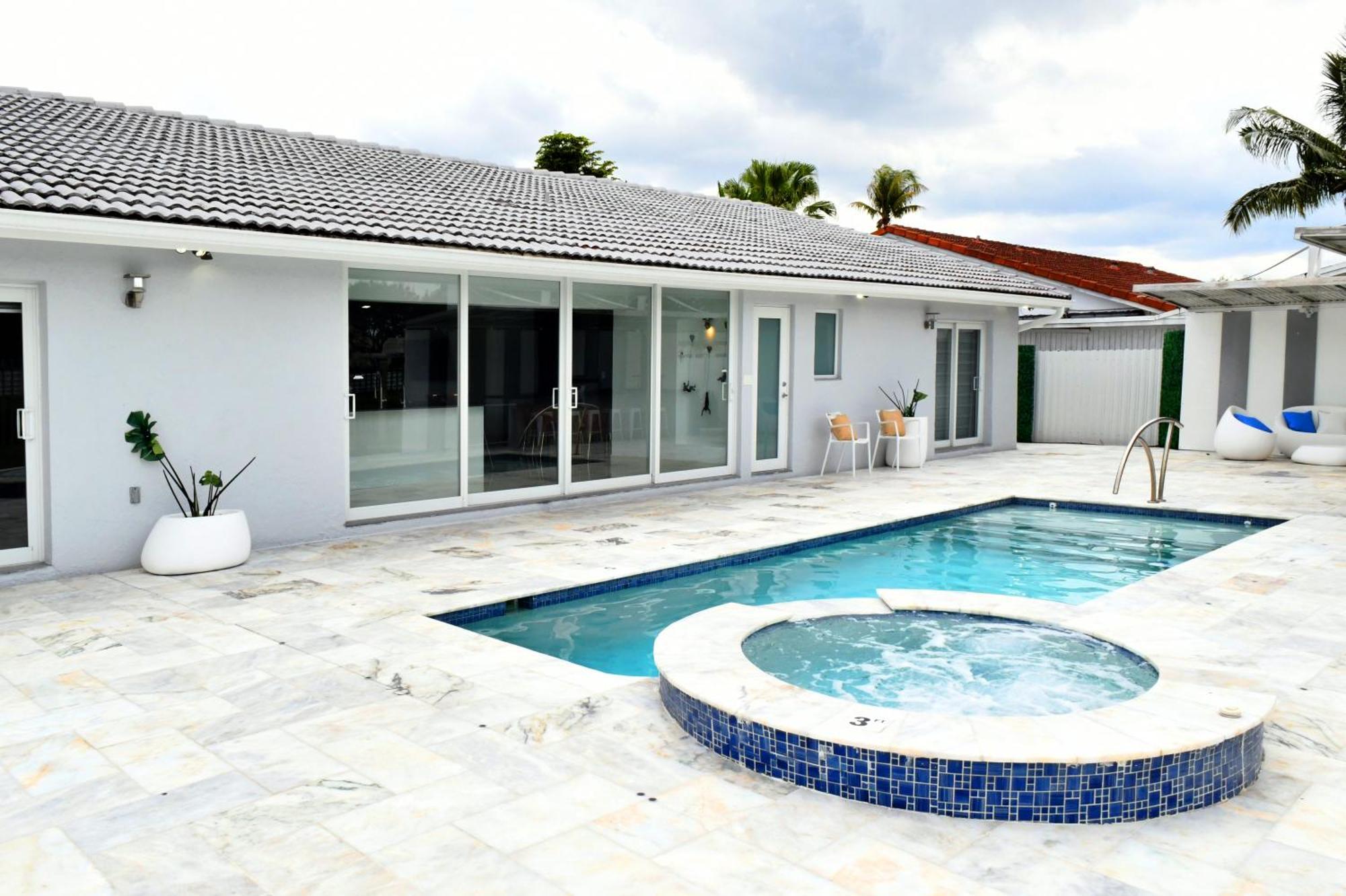 Luxurious With Bbq, Hot Tub, Heated Pool & Wifi - L36 Holiday home