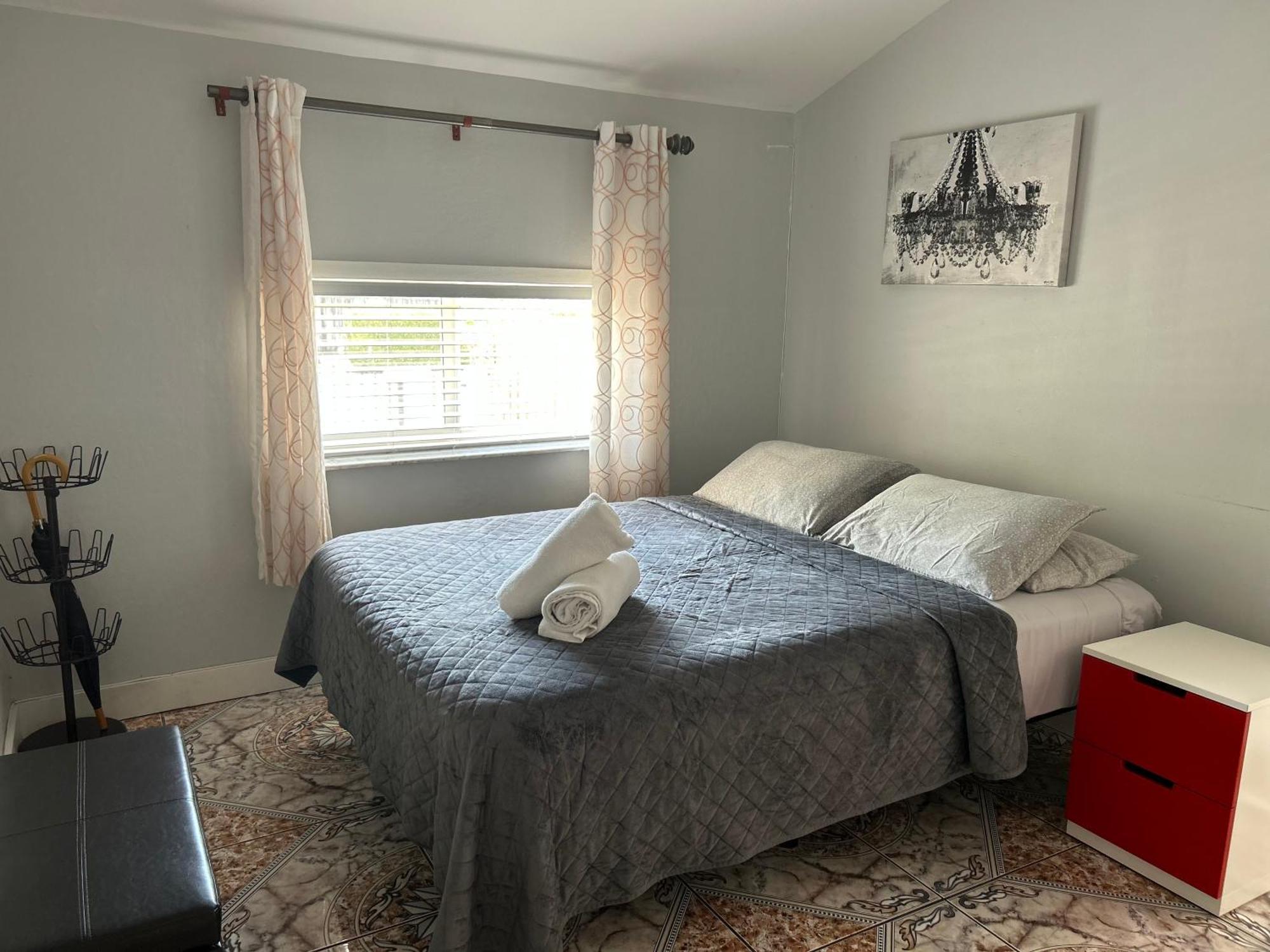Main House 3 Bed 2 Bath & 1 Bed 1 Bath *