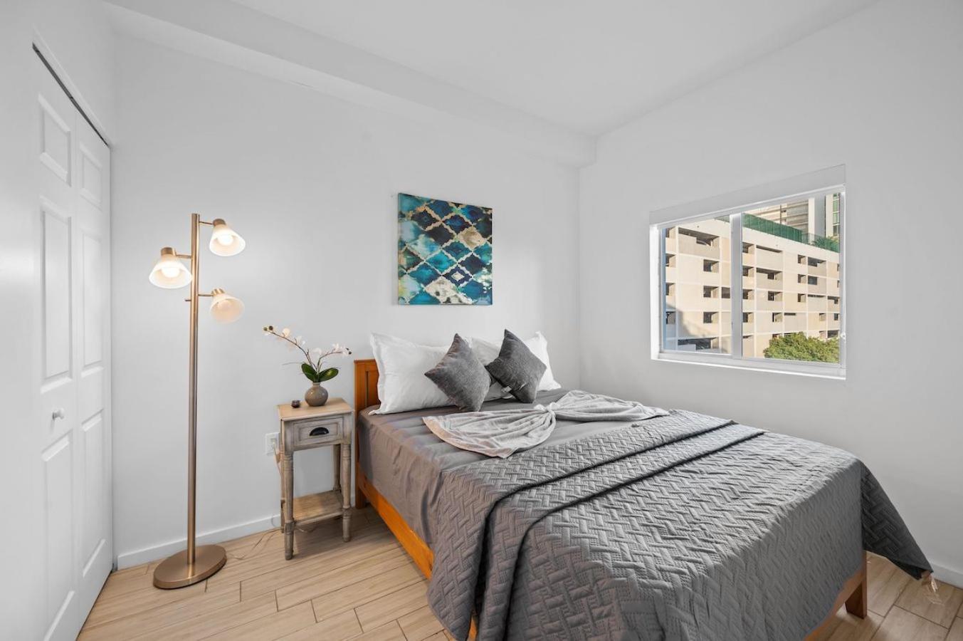 Subtle 2 Bed In Edgewater Downtown With Free Parking Apartment *