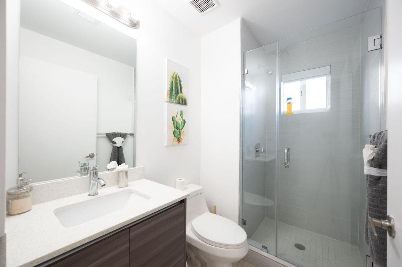 Subtle 2 Bed In Edgewater Downtown With Free Parking