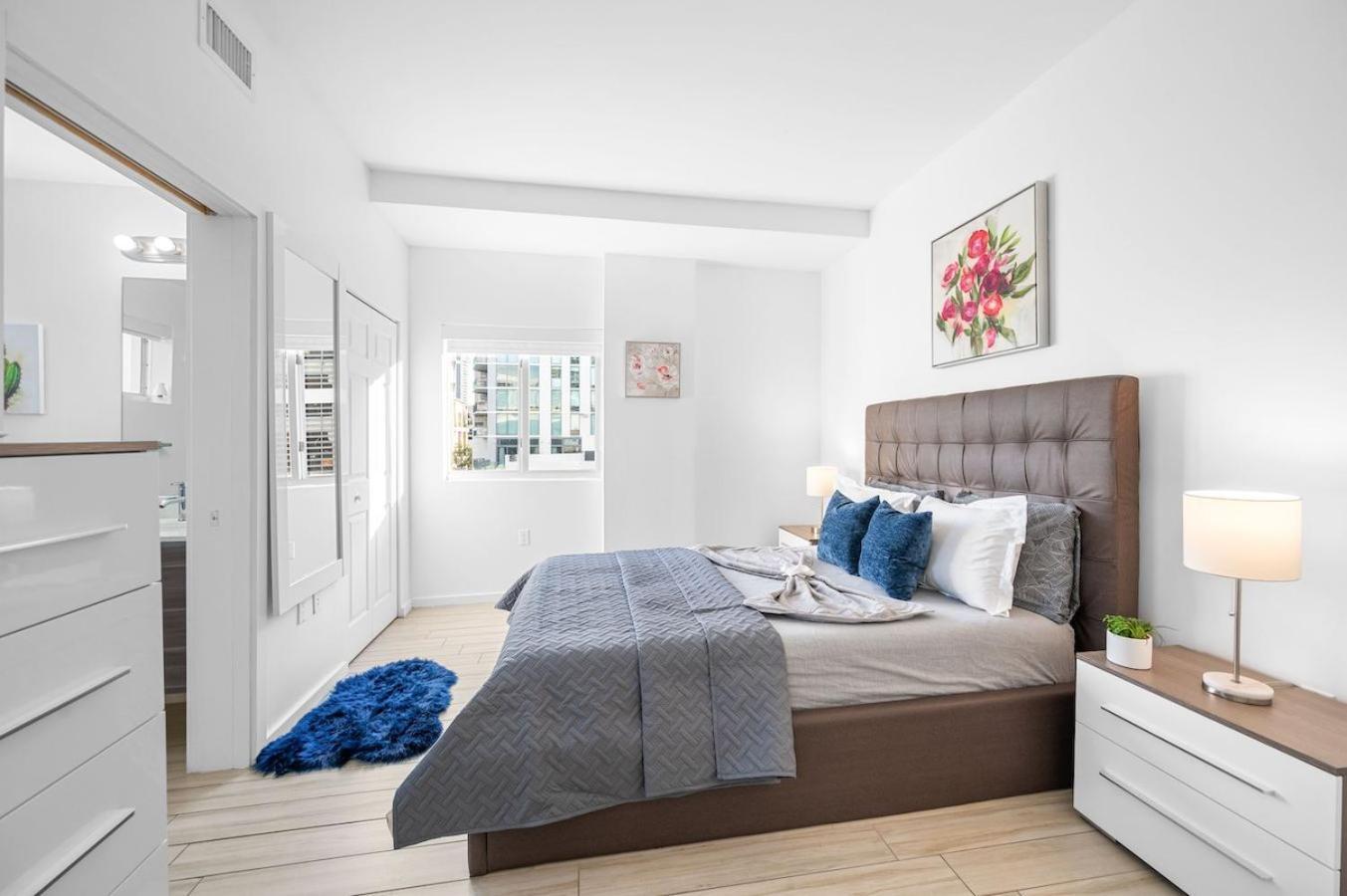 Subtle 2 Bed In Edgewater Downtown With Free Parking