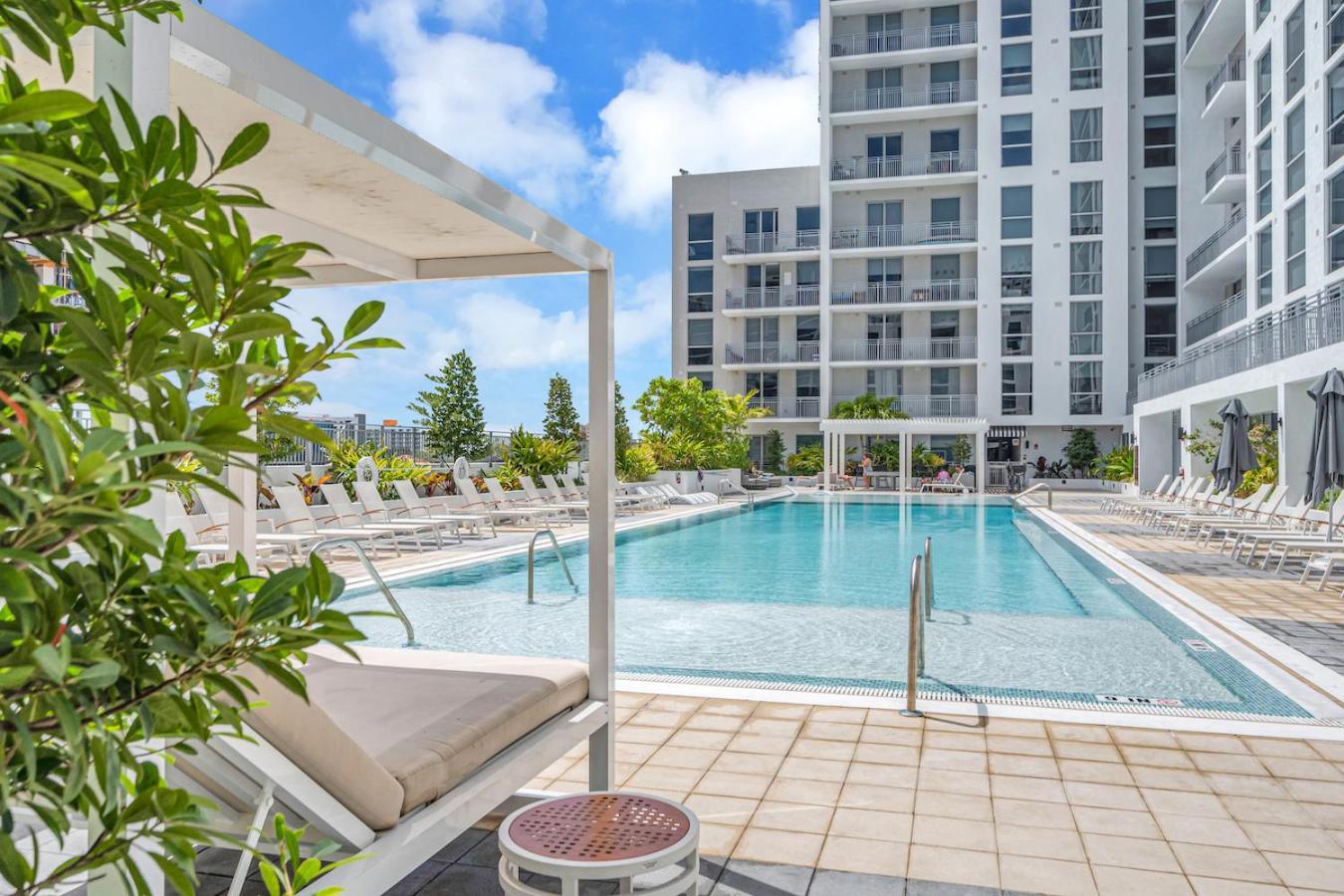 Beautiful Unit In Downtown With Free Parking