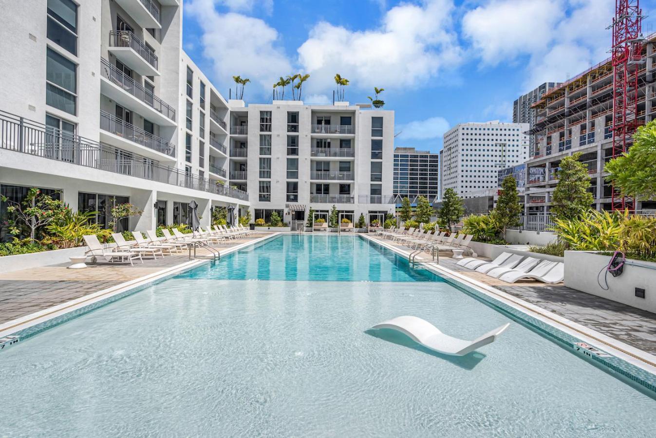 Apartment Beautiful Unit In Downtown With Free Parking *