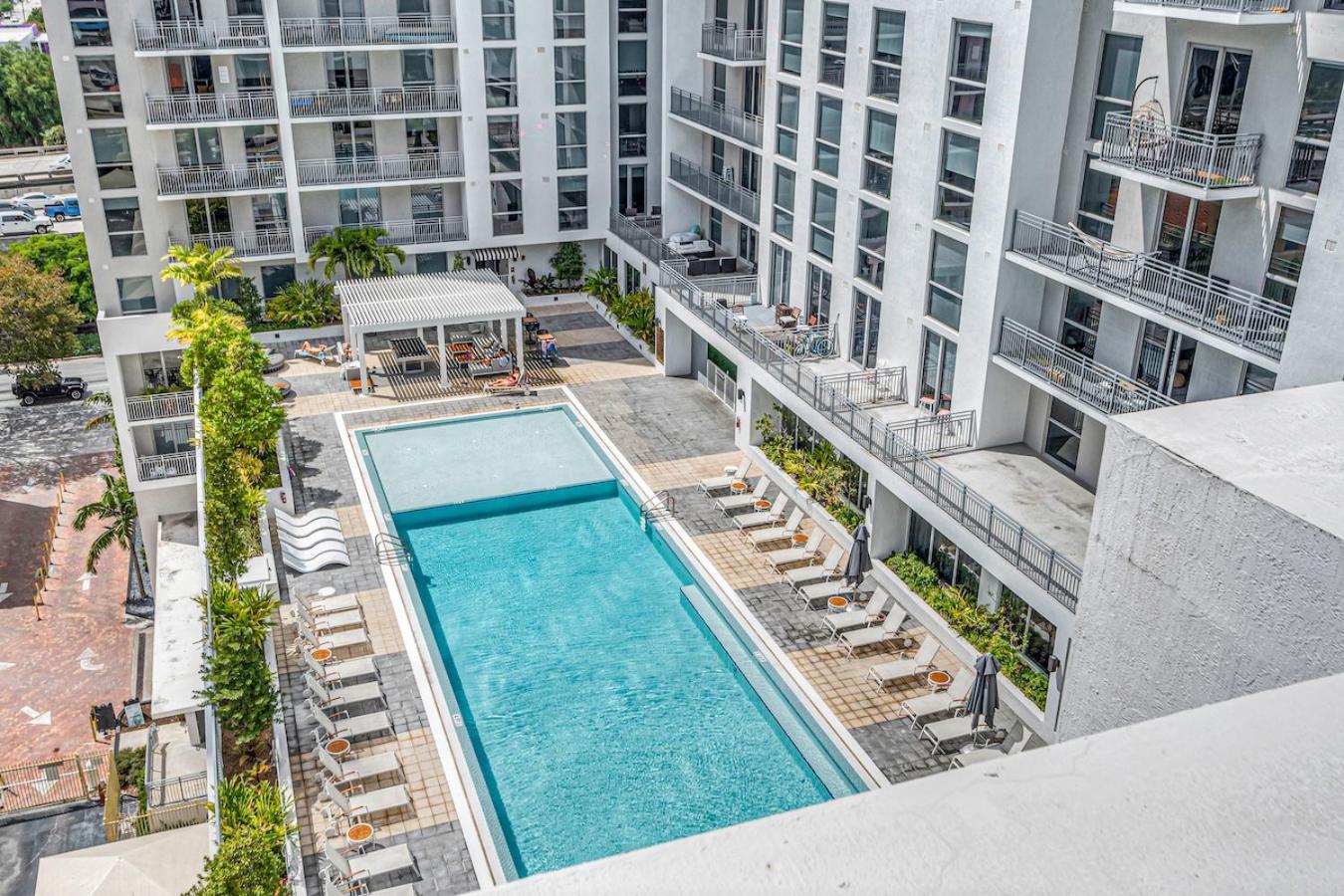 Beautiful Unit In Downtown With Free Parking