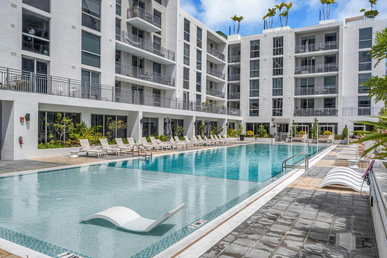 Beautiful Unit In Downtown With Free Parking Apartment