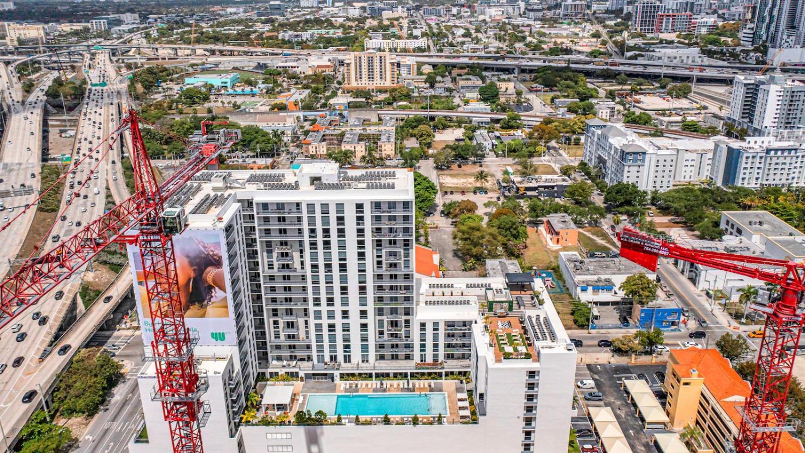 Beautiful Unit In Downtown With Free Parking