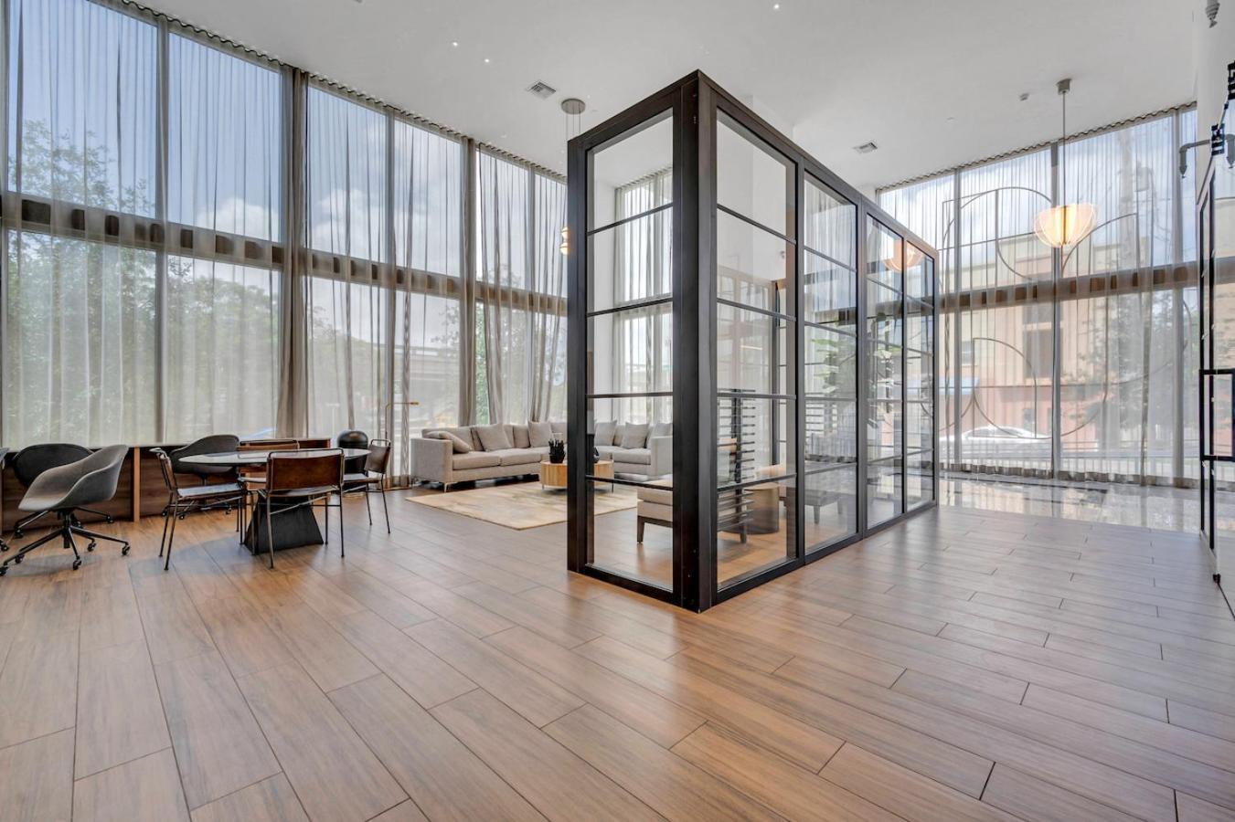 Beautiful Unit In Downtown With Free Parking Apartment *