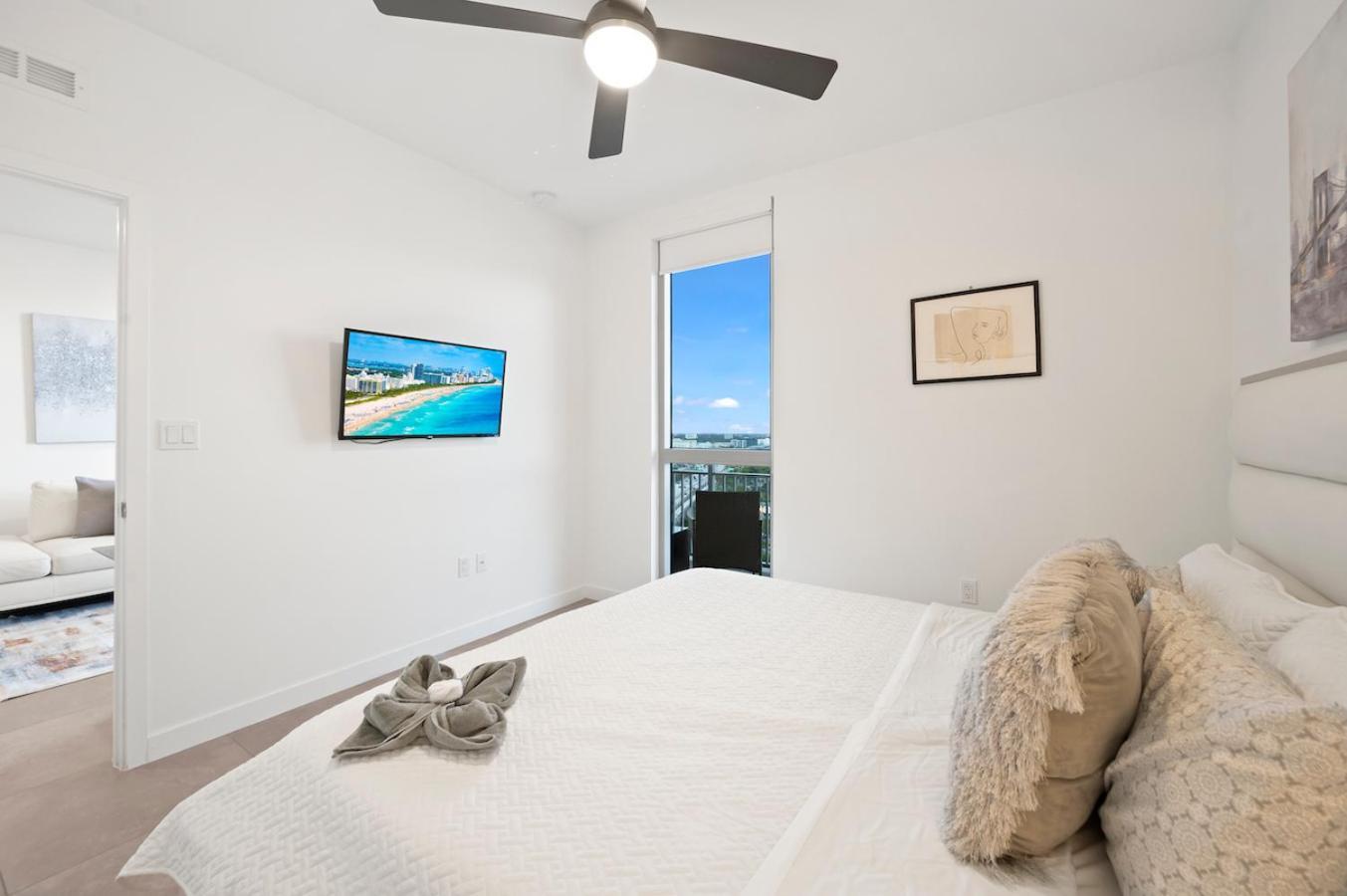 Beautiful Unit In Downtown With Free Parking