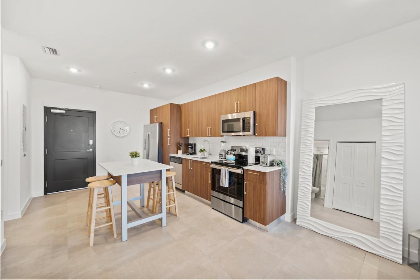 Beautiful Unit In Downtown With Free Parking Apartment