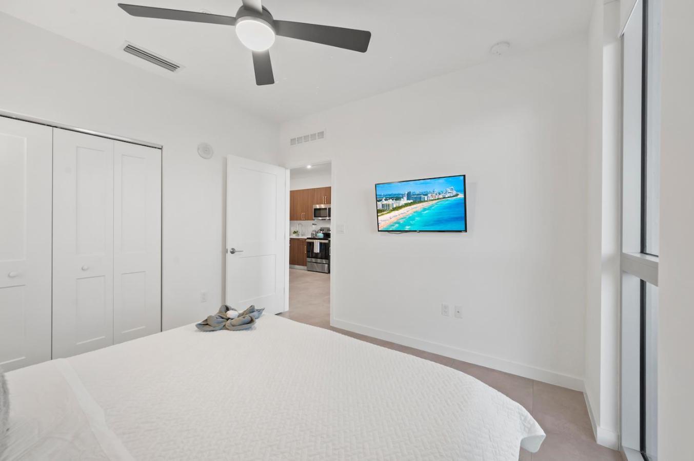 Beautiful Unit In Downtown With Free Parking *