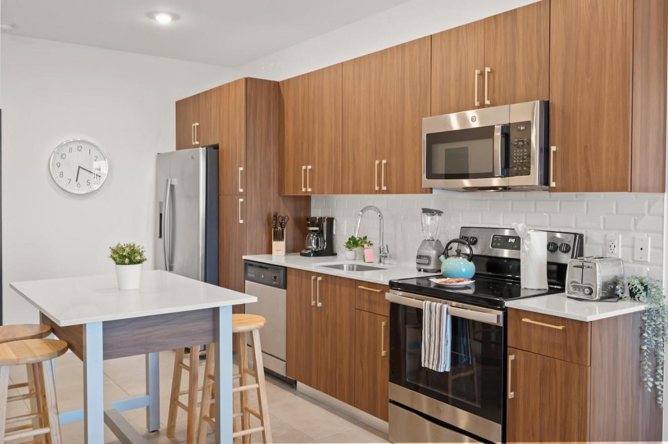 Beautiful Unit In Downtown With Free Parking
