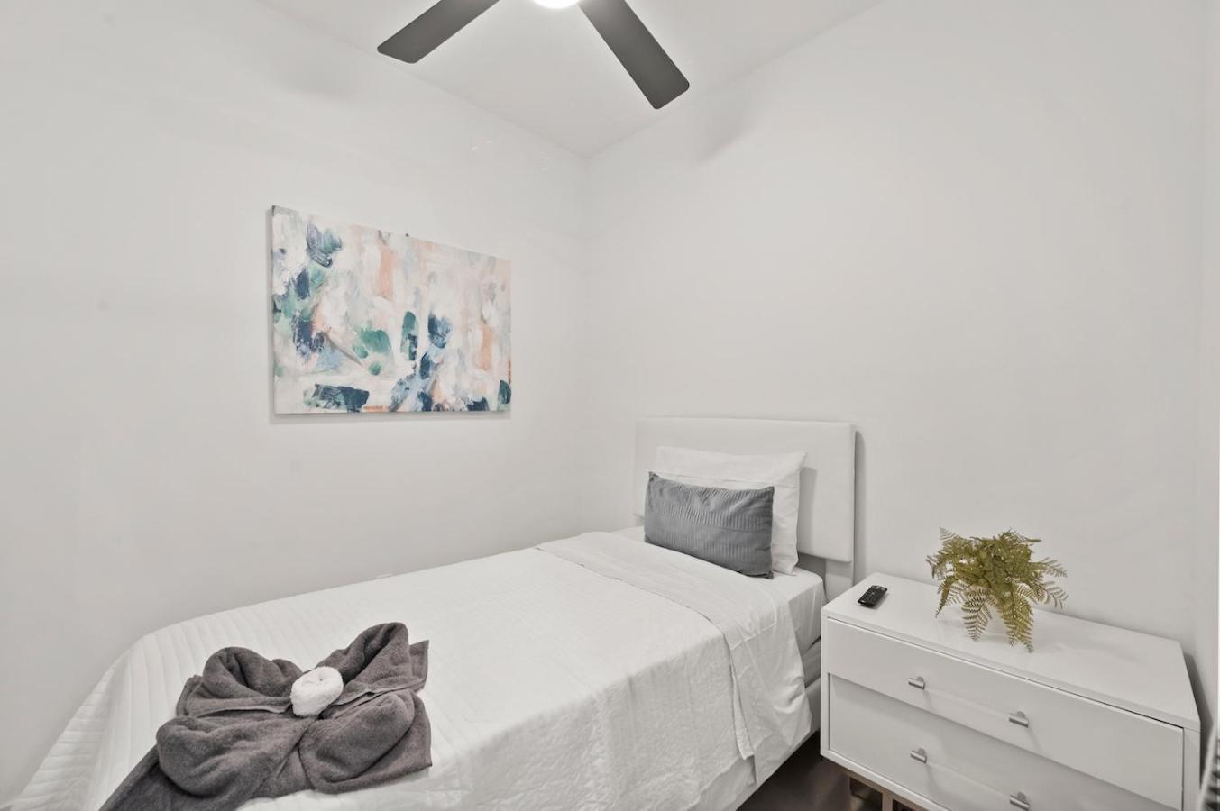 Apartment Beautiful Unit In Downtown With Free Parking *