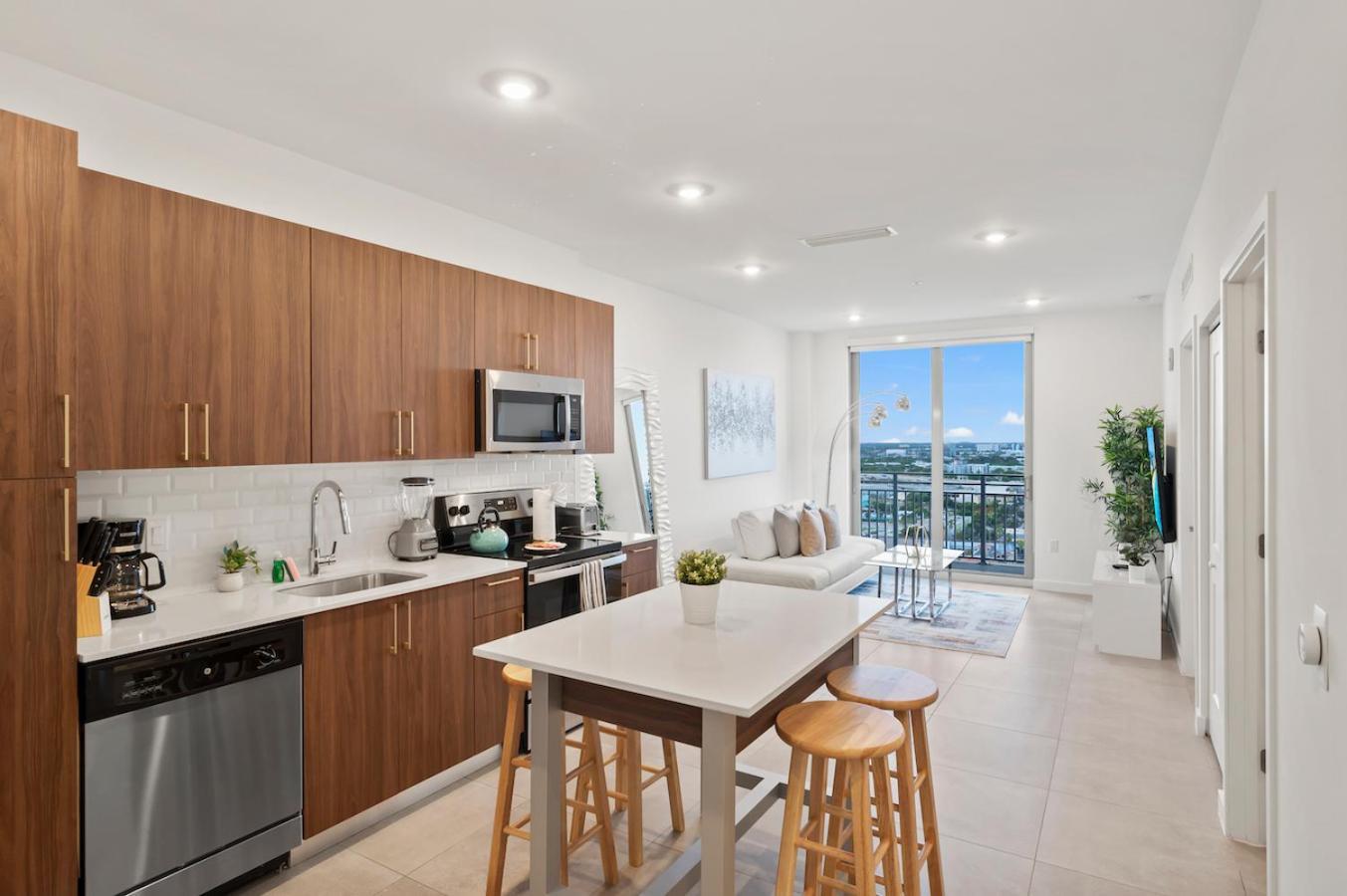 Beautiful Unit In Downtown With Free Parking
