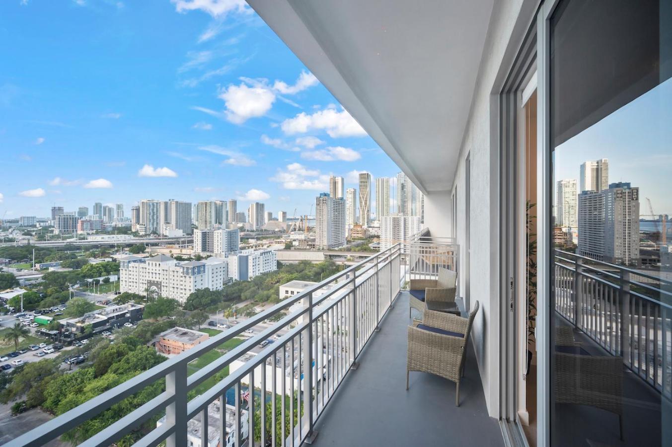 Apartment Beautiful Unit In Downtown With Free Parking *