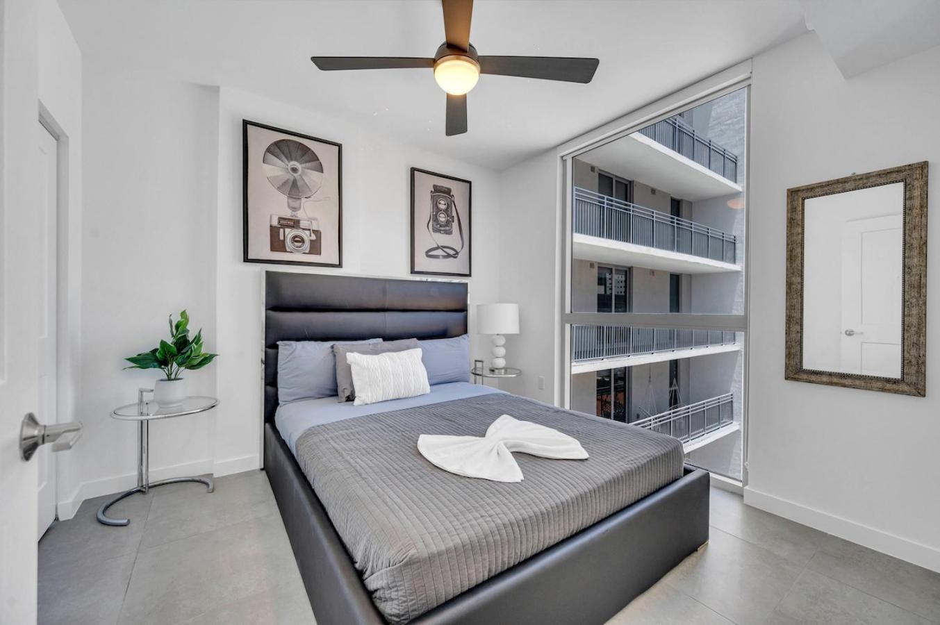 Amazing Unit In Downtown With Free Parking *