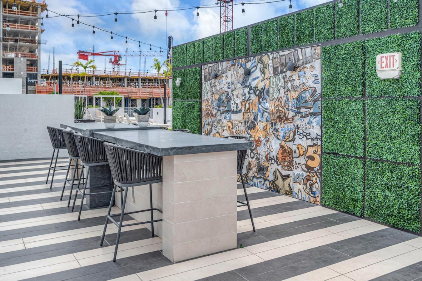 Exclusive In Downtown With Pool Views And Free Parking Apartment Miami