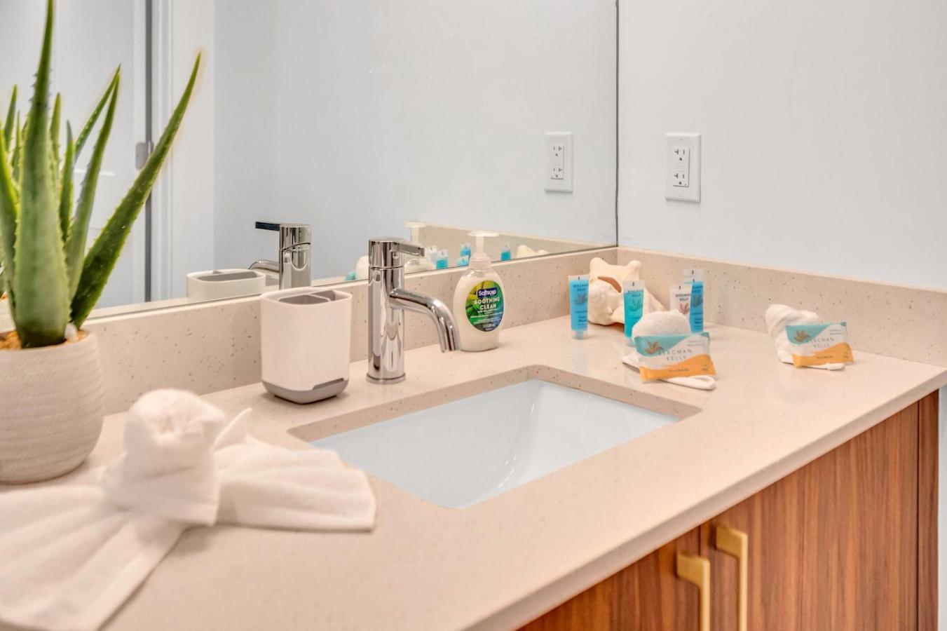 Exclusive In Downtown With Pool Views And Free Parking Apartment