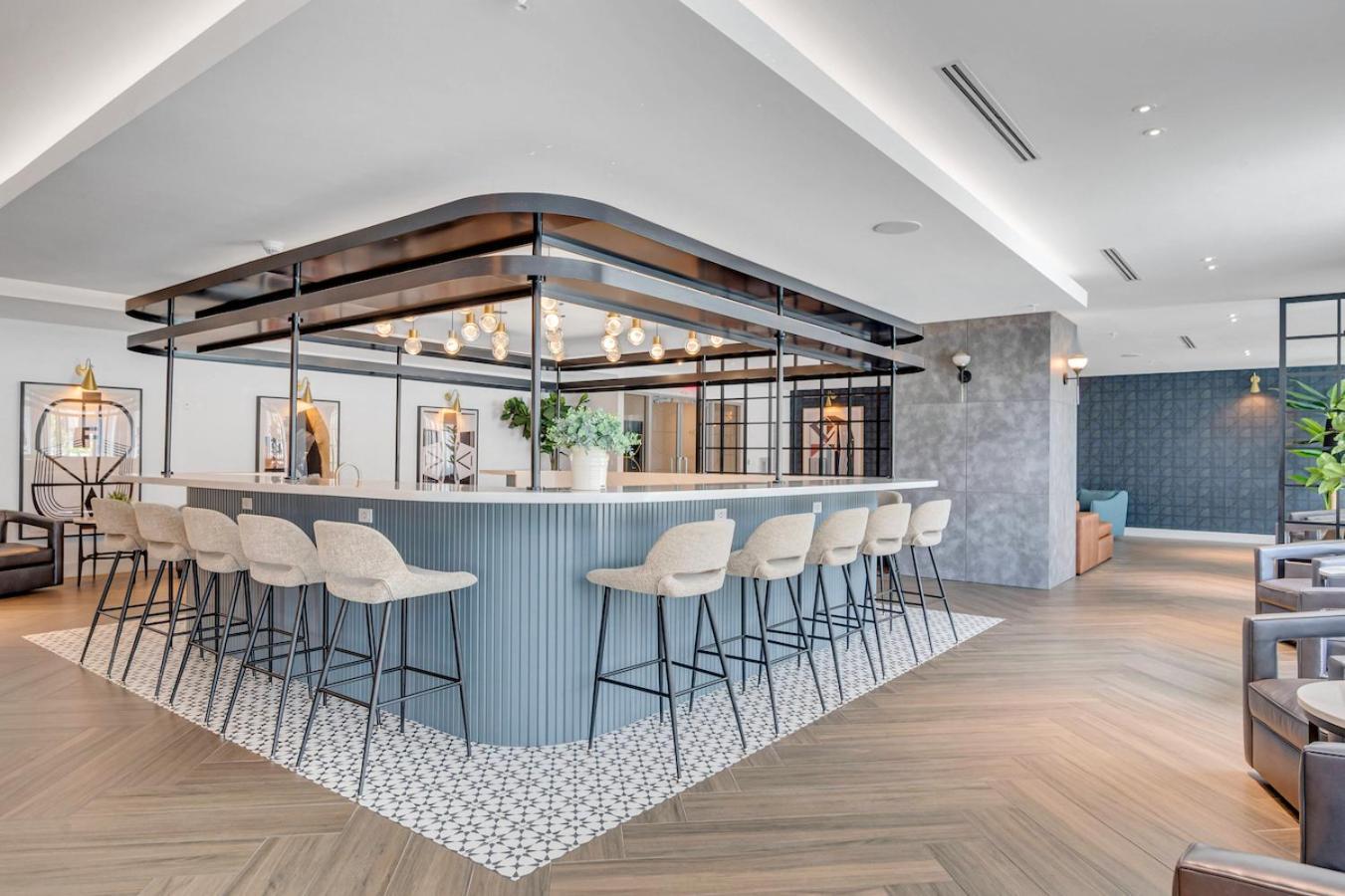Exclusive In Downtown With Pool Views And Free Parking
