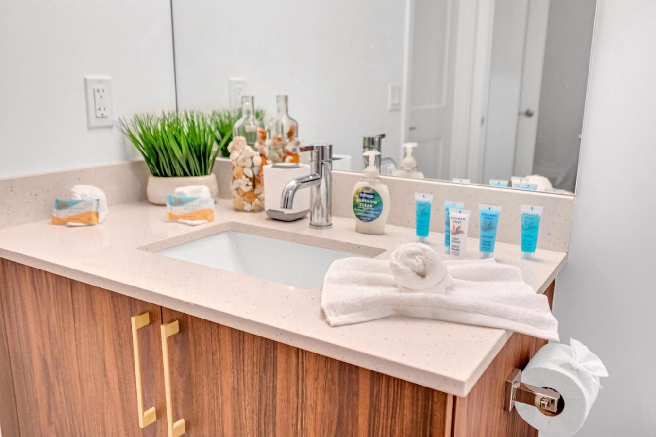 Exclusive In Downtown With Pool Views And Free Parking Apartment *