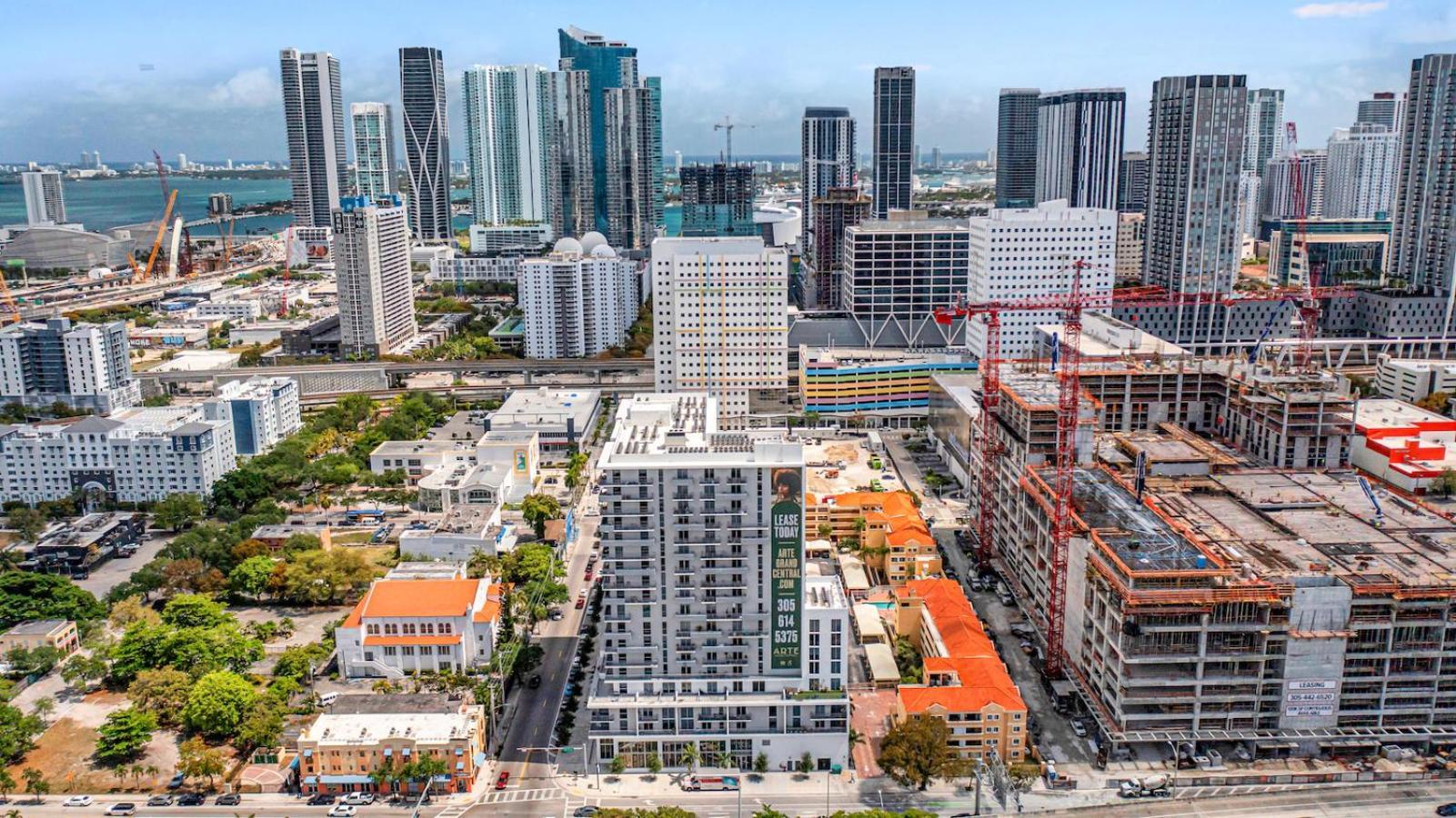 Exclusive In Downtown With Pool Views And Free Parking Miami