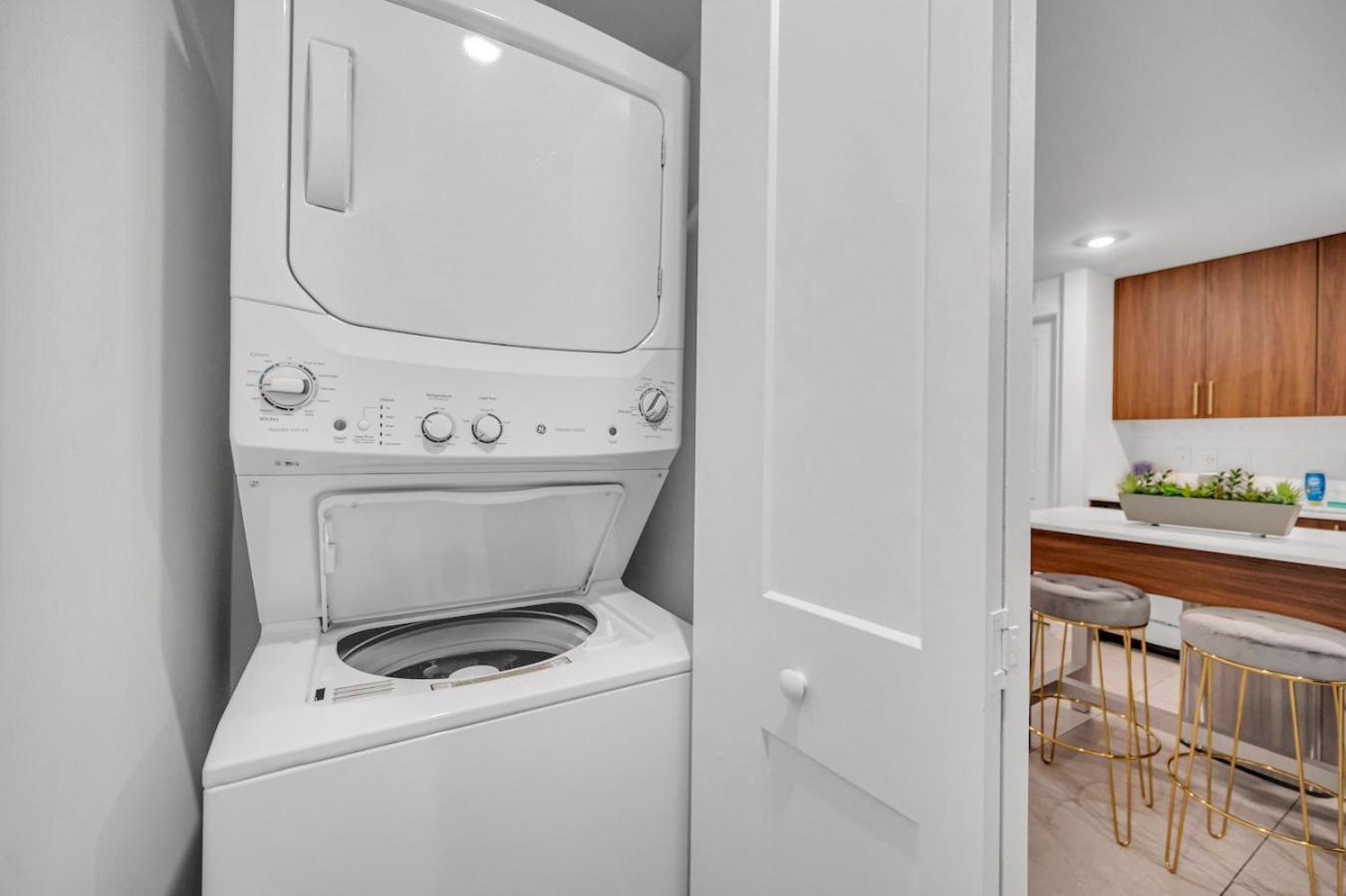 Exclusive In Downtown With Pool Views And Free Parking Apartment