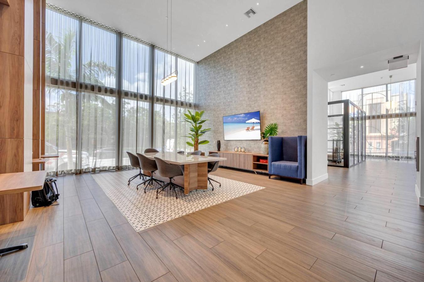 Exclusive In Downtown With Pool Views And Free Parking *