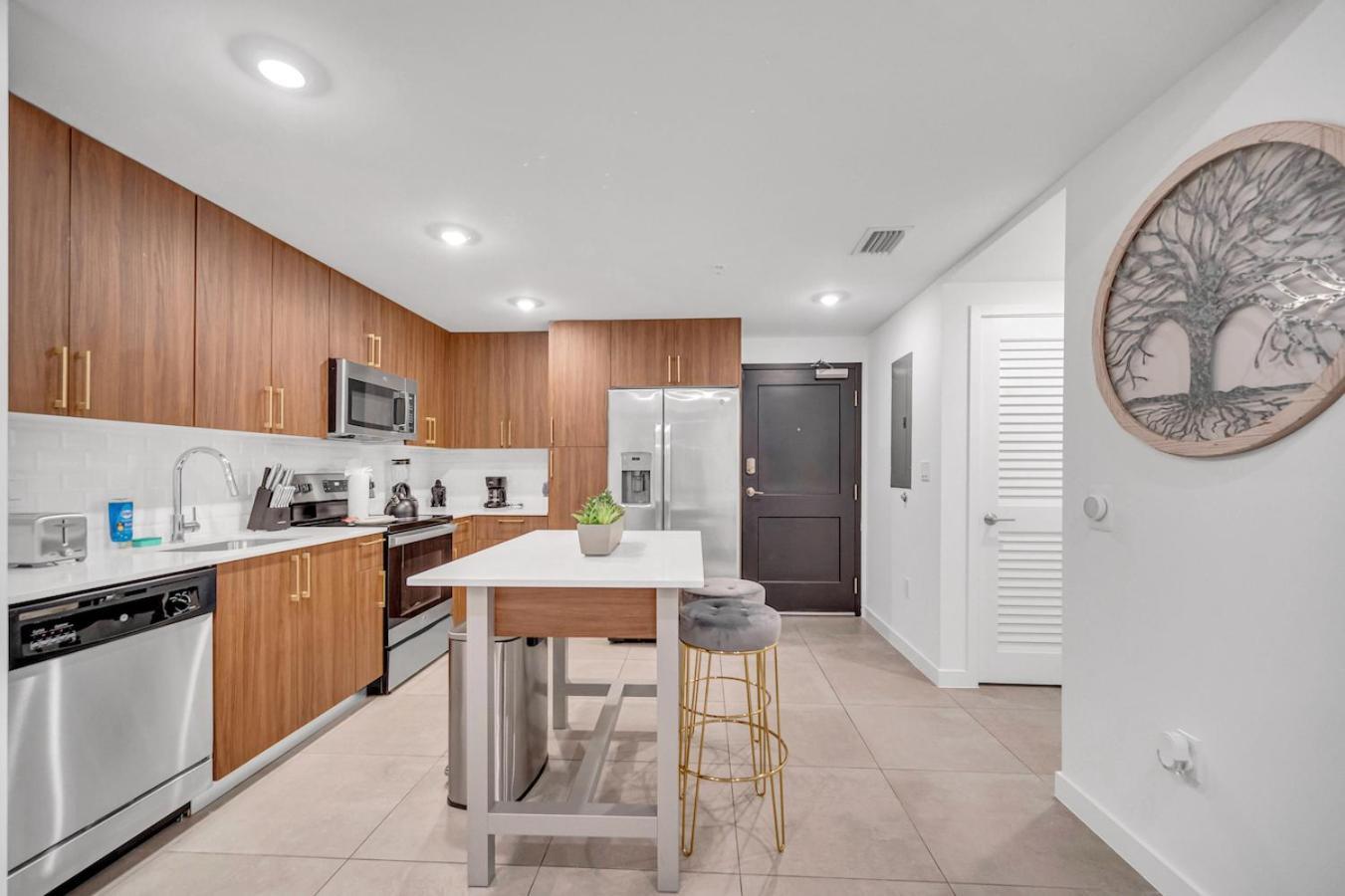 Exclusive In Downtown With Pool Views And Free Parking Apartment
